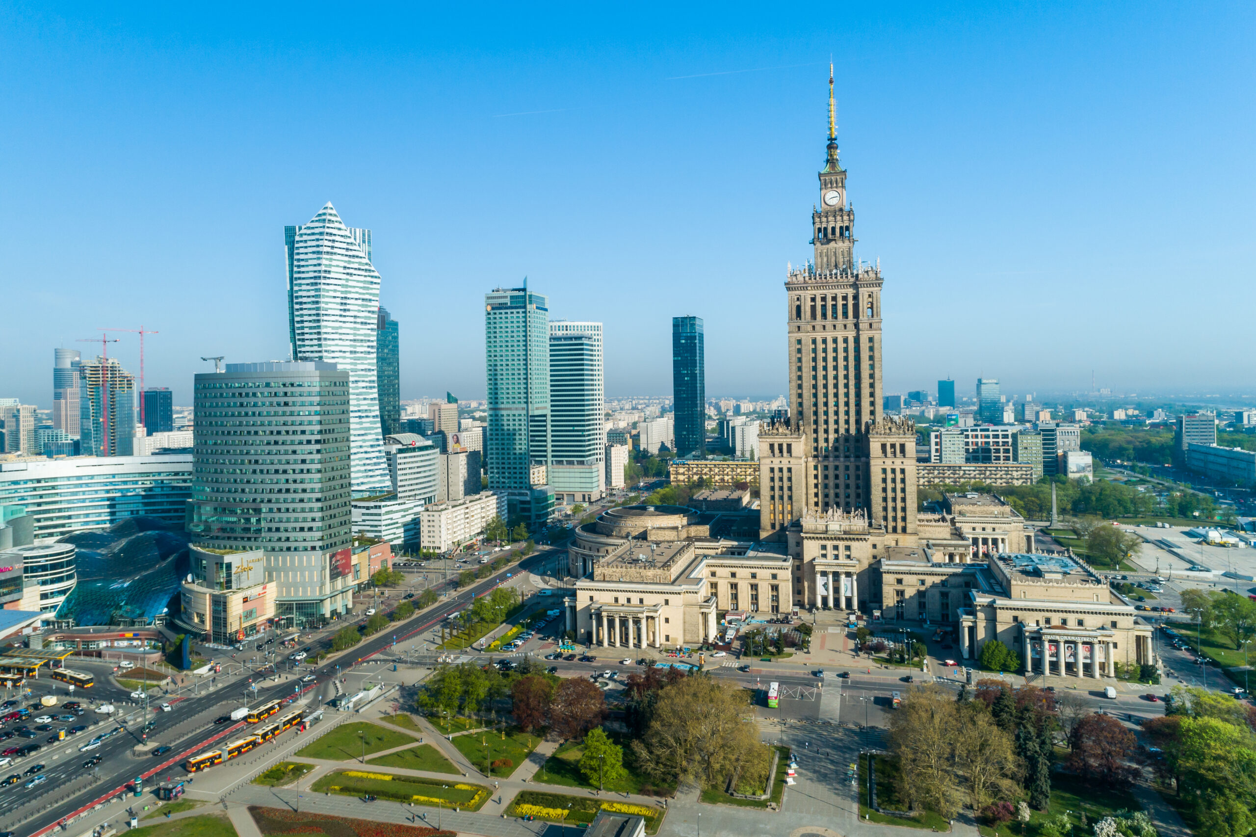 Filmowanie dronem Warszawa – jak wykonywać zdjęcia i filmy z drona?
