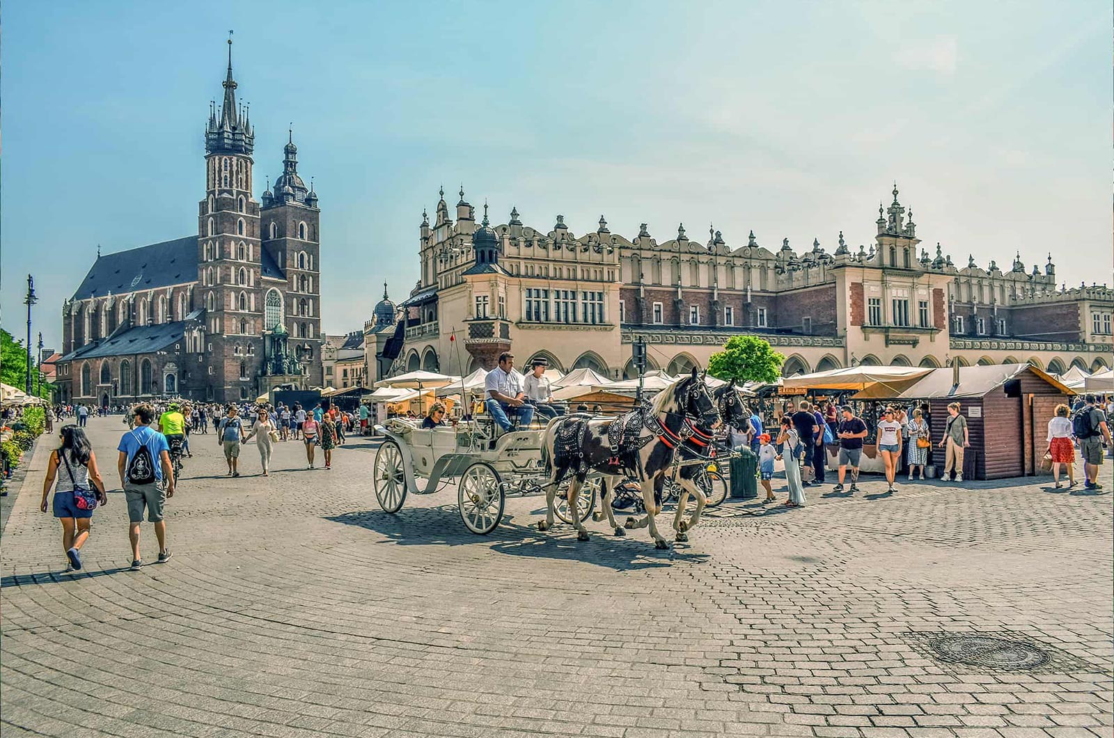 Porównanie: film z ziemi vs. film z drona - kiedy co działa lepiej?