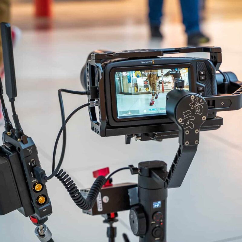 Jak pozować do zdjęć biznesowych? 10 wskazówek dla niefotogenicznych