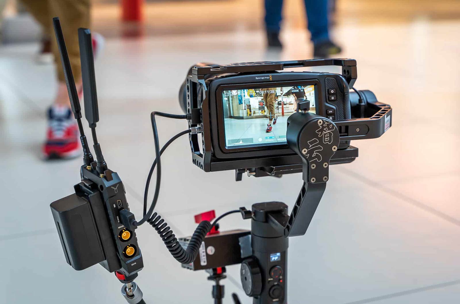 Jak pozować do zdjęć biznesowych? 10 wskazówek dla niefotogenicznych