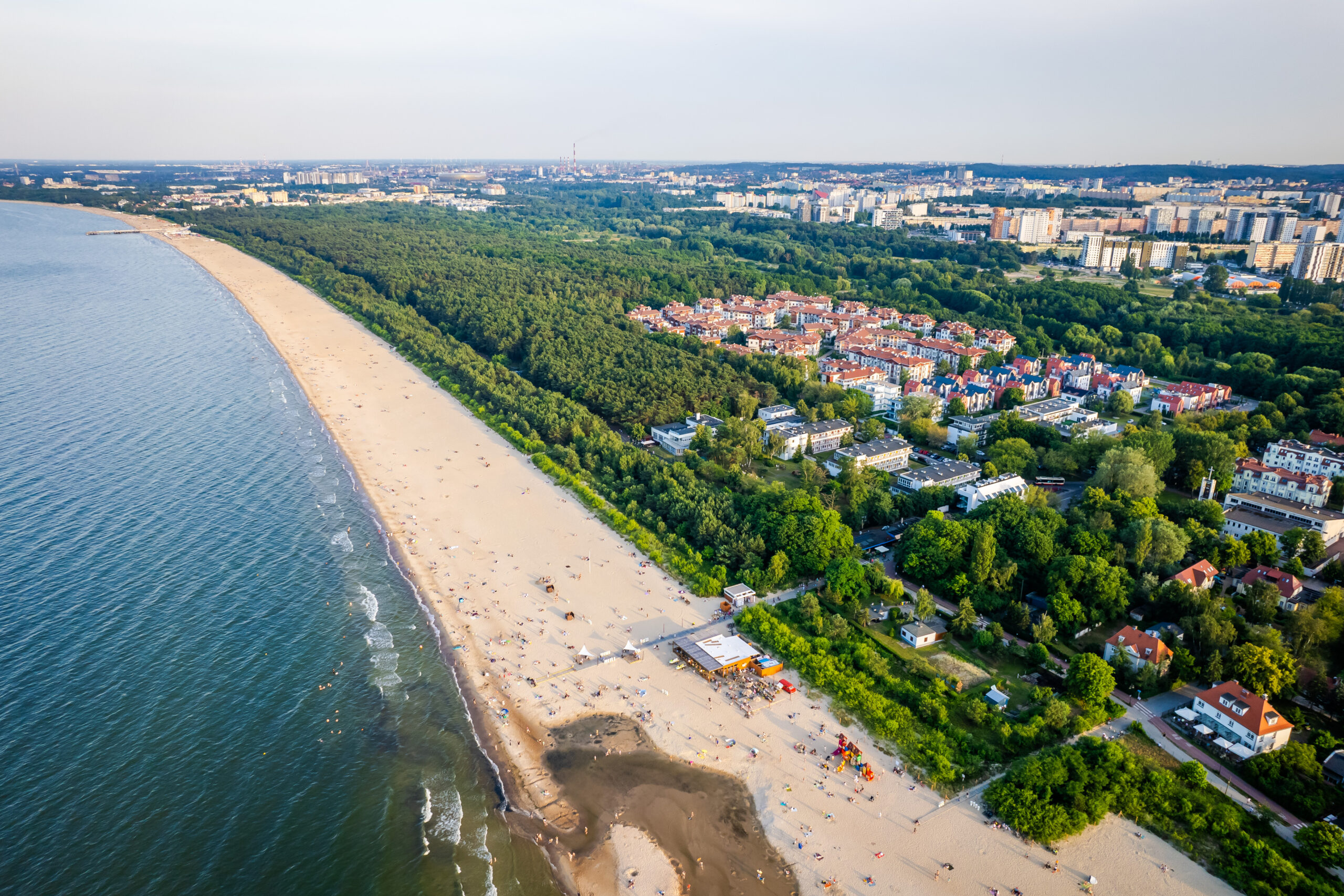widok na plażę z drona